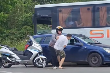 Motociklista pretukao vozača automobila (VIDEO)