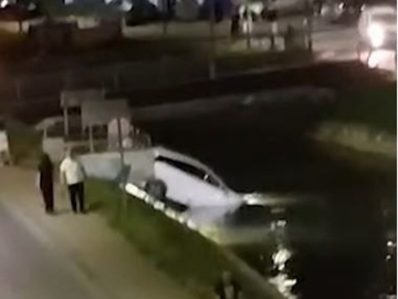 Nezgoda u Bijeljini: Vozilo završilo u koritu kanala Dašnica /VIDEO/