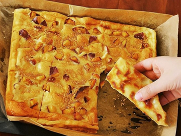 Sočna palačinka sa šljivama iz rerne – desert koji osvaja na prvi zalogaj