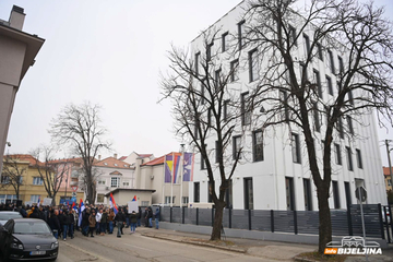 Ulica zatvorena, stigli policajci: Protestuju i ispred Tužilaštva zbog hapšenja Petrovića (FOTO)