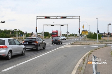 Na putu Bijeljina-Šepak, u mjestu Pilica, saobraćaj se odvija naizmjenično jednom trakom