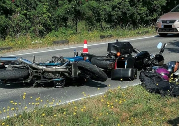 Udes u Brčkom: Automobil zakočio, u njega udarila dva motocikla