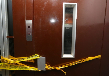 POGINULA NA POSLU Radnicu priklještio teretni lift