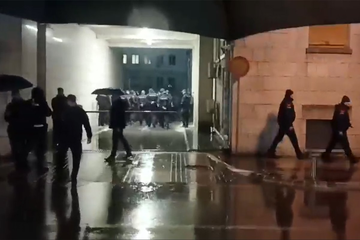 Policajcima ispred zgrade Vlade Crne Gore uzvikivali: "Gdje ste bili 1. januara"