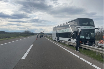 Autobus s niškim maturantima udario u bankinu