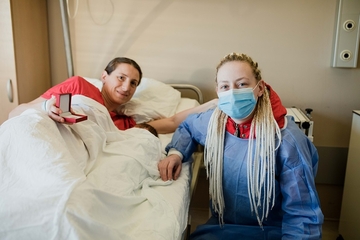 Bijeljina – Dukat koji je dobila plivajući za Časni krst poklonila bebi rođenoj na Bogojavljenje (FOTO)