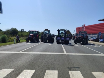 Poljoprivrednici tarktorima blokirali put prema Tuzli, ostaće do ispunjenja svojih zahtjeva (FOTO)