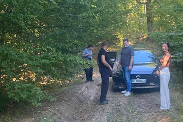 Navigacija odvela Francuze na pogrešan put, pa se zaglavili u blatu u selu Sasina