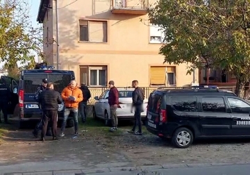 Muk ispred kuće u kojoj je sin ODSJEKAO GLAVU MAJCI: Uhapšeni Igor vikao da ju je „đavo ubio“