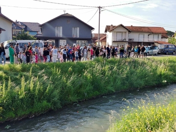 Romska zajednica u Bijeljini proslavila Đurđevdan: Venčići bačeni u Dašnicu uz želje za ljepše dane