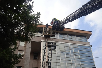 Detalji intervencije u Banjaluci: Vatrogasci spasili muškarca iz korpe