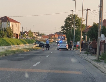 Sudar u Bijeljini: Vozilo završilo na bankini, jedna osoba prevezena u bolnicu