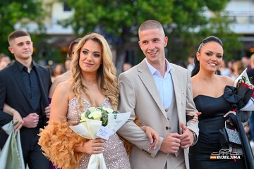 Maturanti Ekonomske i Srednje muzičke škole u Bijeljini večeras slave: Stekli znanje i prijateljstva (FOTO)