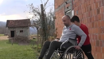 Samohrani otac (35) nakon nesreće u kolicima: Sanja da ponovo stane na noge zbog sina