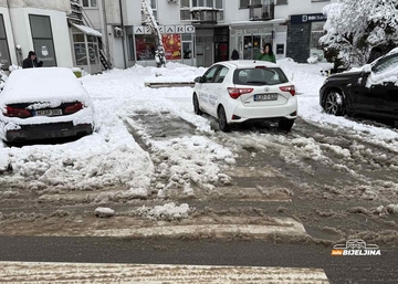 Bijeljina: Komunalci parkirali auto na pješački prelaz 