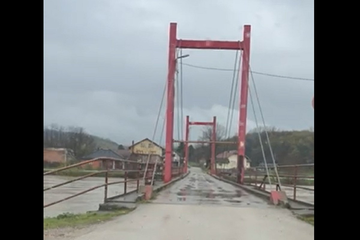Strahuje se da će poplaviti most koji vodi za Sanski Most i Ljubiju (VIDEO)