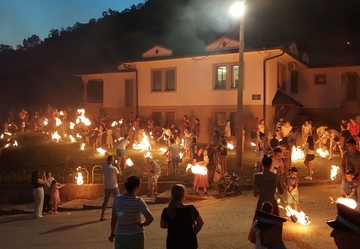 Sinoć su se PALILE LILE, a danas vjernici izgovaraju MOĆNU MOLITVU