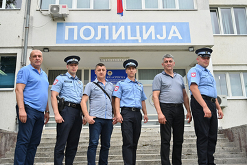 Očevi i sinovi rame uz rame u patroli