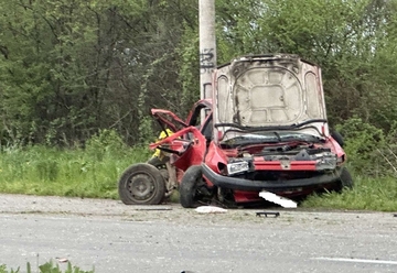 Stravična nesreća na putu Bijeljina - Brčko: Poginule dvije osobe, auto udario u betonski stub (FOTO)