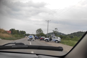 Zaustavljali vozila i prodavali bižuteriju, pa se tokom potjere sudarili s policijom