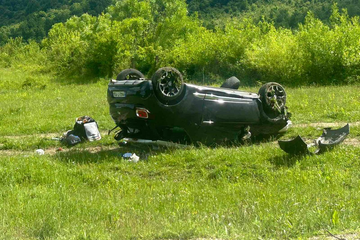 Sudar kod kasarne na Manjači, auto na krovu