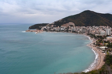 Crna Gora: Došli na plažu, zapalili vatru i okrenuli jagnje (VIDEO)