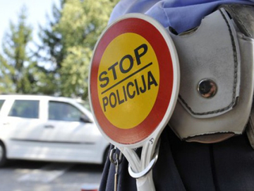 Mladić za kazne duguje 30.000 KM, ostao bez vozila nakon udesa