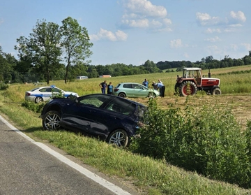 Nezgoda na putu Bijeljina - Brčko, automobil sletio s puta