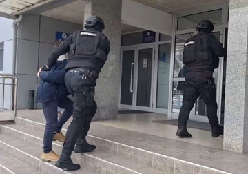 Otac i sin sa saučesnikom upali u kuću i vlasniku oteli 20.000 dolara i „turan“
