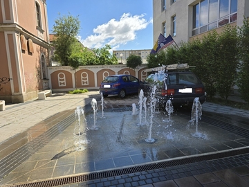 Bijeljina: Vozila parkirali kod fontane u centru grada