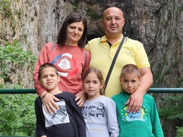Poslije karcinoma i operacije dobili trojke: Porodična priča iz Zvornika koja vraća vjeru i nadu /FOTO/