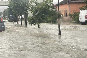 Banjaluka sabira štete: Voda ušla u kuće, vjetar raskrio krovove