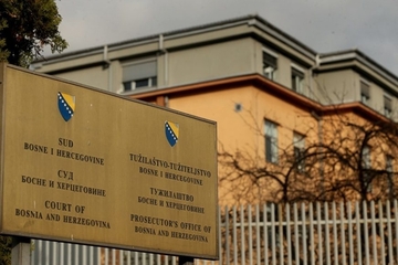 Više od 700 osoba stiže ispred Suda BiH