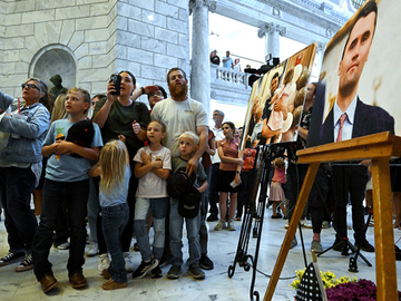 Čarli Kirk pogođen snajperskim hicem nakon govora na univerzitetu, u toku potraga za ubicom