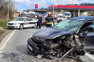 Teška saobraćajna nesreća kod Tuzle, vatrogasci izvlačili povrijeđene