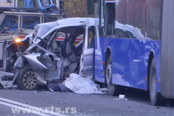 Težak sudar autobusa i automobila u Srbiji: JEDNA OSOBA POGINULA, a 8 povrijeđeno