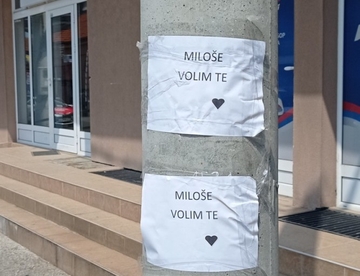Jednostavna, ali dirljiva poruka u Bijeljini: "Miloše, volim te" (FOTO)