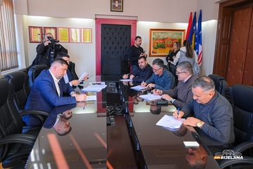 Bijeljina: Potpisani ugovori sa autoprevoznicima za javni gradski prevoz (FOTO)