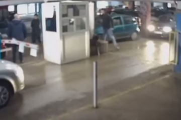 Muškarac zbog jedne KM napao radnika na parkingu (VIDEO)