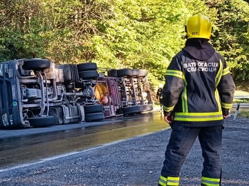 Prevrnuo se kamion na putu ka Rumi, curi nafta