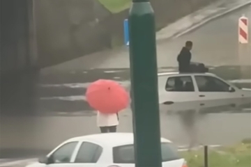 Haos u Sarajevu: Auto potopljen, vozač se popeo na krov (VIDEO)