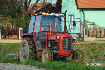 Oru traktorima koji su više za muzej nego za njivu