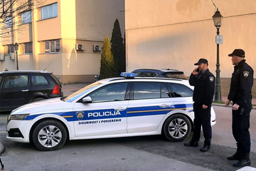 Dramatična noć: Kombi sa 10 osoba bježao od policije pa se zakucao u stub