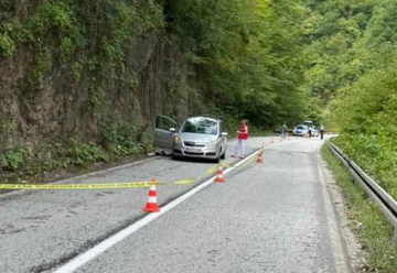 Odronila se stijena na putu kod Foče i pogodila automobil: Poginula jedna osoba