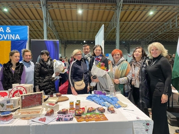 Humanitarni bazar Saveza žena UN-a u Beču: Na štandu liker iz Bijeljine, med iz Posavine, majevička rakija…