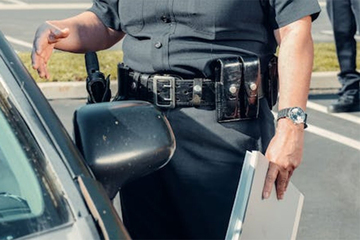 Policajci zaustavili auto koji krši zakon, nisu imali kome da napišu kaznu (FOTO)