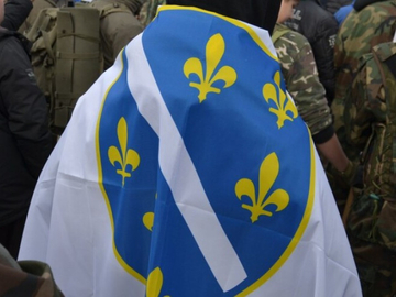 Zastave Armije BiH na ulicama Doboja – policija reagovala i oduzela obilježja