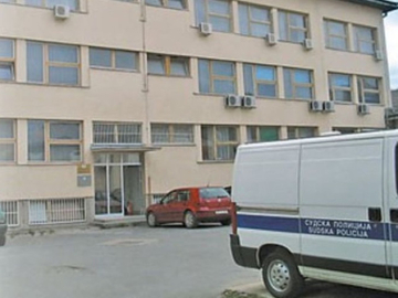 Teslićanin prijetio policajcima da će im pucati u djecu