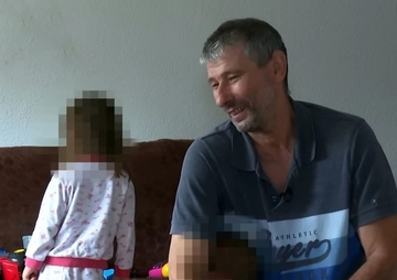 "Nekada me zovu i mama, željni su topline" Sin i snaha napustili četvoro djece, djed sada vodi brigu o svojim unucima