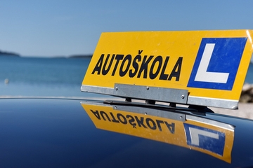 Policija upala u više auto-škola, uhapšeno 20 ljudi